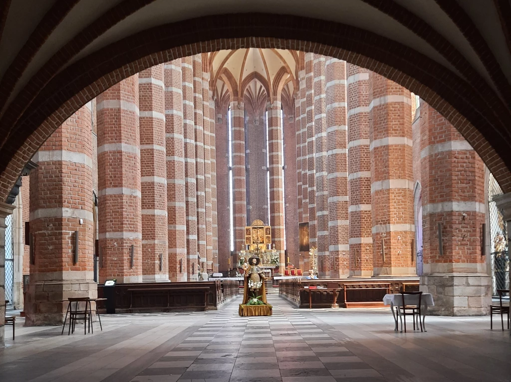 Wnętrze bazyliki pw. św Jakuba i Agnieszki robi wrażenie ze względu na imponujące rozmiary i smukłe filary podtrzymujące sklepienie