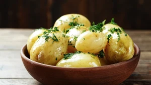 Obierasz ziemniaki? Dla zdrowia lepiej z tego zrezygnować