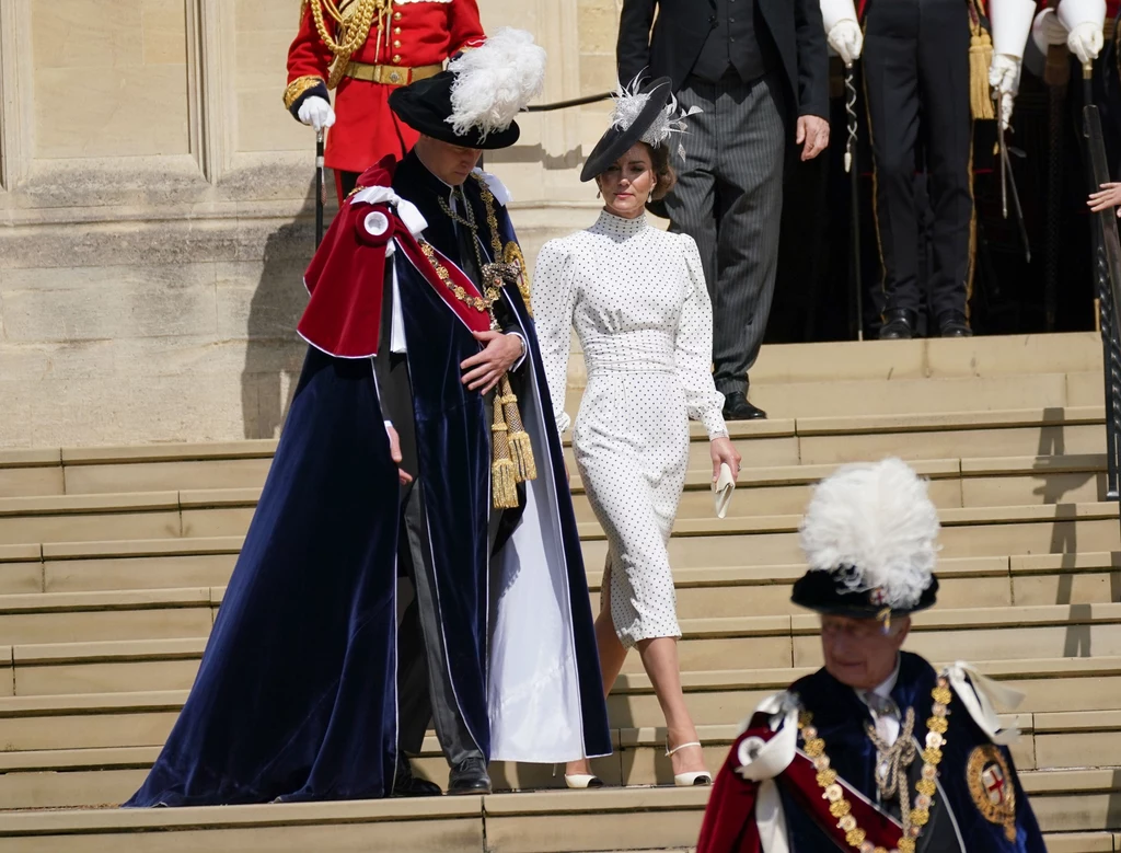 Księżna Kate oddała hołd matce swojego męża i do stylizacji w kropki dobrała kolczyki i bransoletkę, które lata temu należały do Diany
