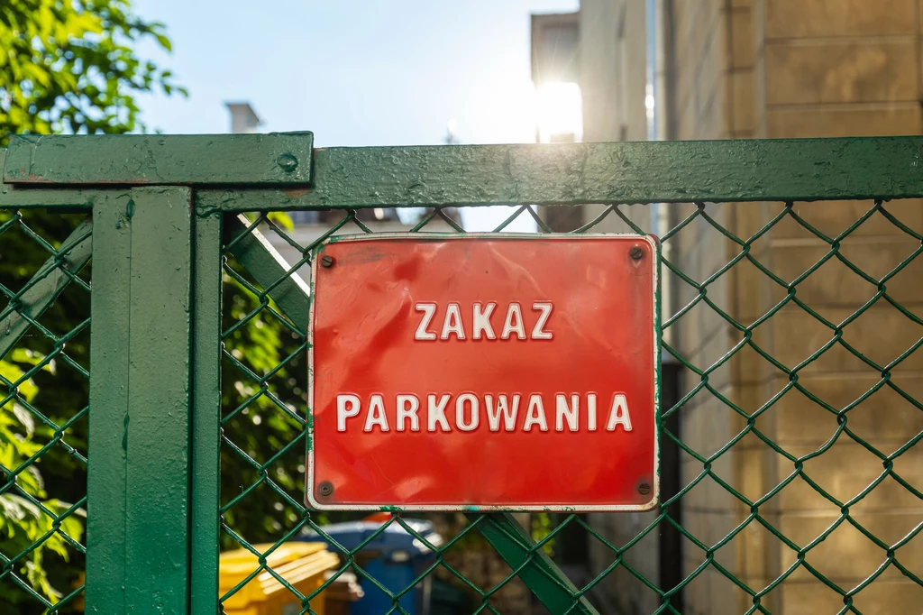 Właściciele posesji bardzo często umieszczają na swoich ogrodzeniach tabliczki informujące o zakazie parkowania