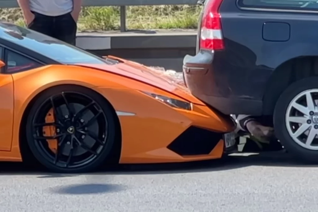 Kierowca Lamborghini nie wyhamował. Huracan wsunął się pod Volvo na trasie S2/Facebook Miejski Reporter/zrzut ekranu