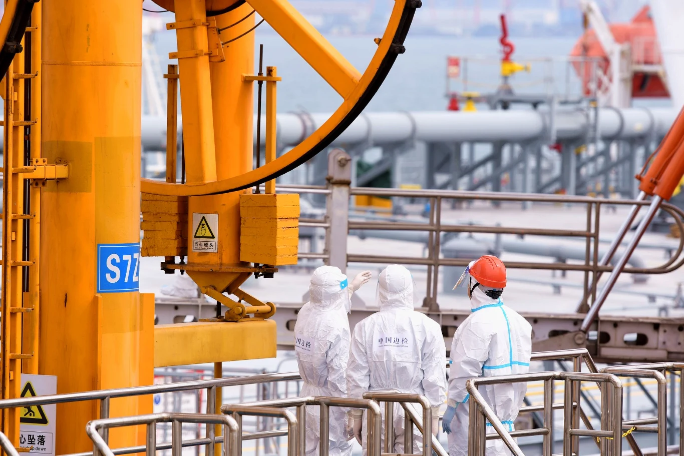 Chiny importują rekordowe ilości ropy z Rosji. Na zdjęciu import ropy w porcie w Qingdao Chiny importują rekordowe ilości ropy z Rosji. Na zdjęciu import ropy w porcie w Qingdao