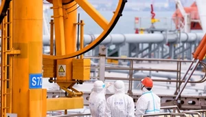 Chiny importują rekordowe ilości ropy z Rosji. Na zdjęciu import ropy w porcie w Qingdao