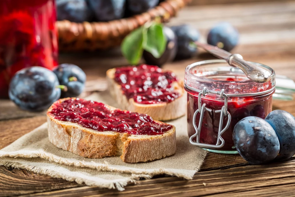 Jeśli w Twoim ogrodzie aż roi się od świeżych truskawek, jabłek, pomidorów lub marchewek, to warto zużyć ich nadmiar do przetworów / autor: shaiith