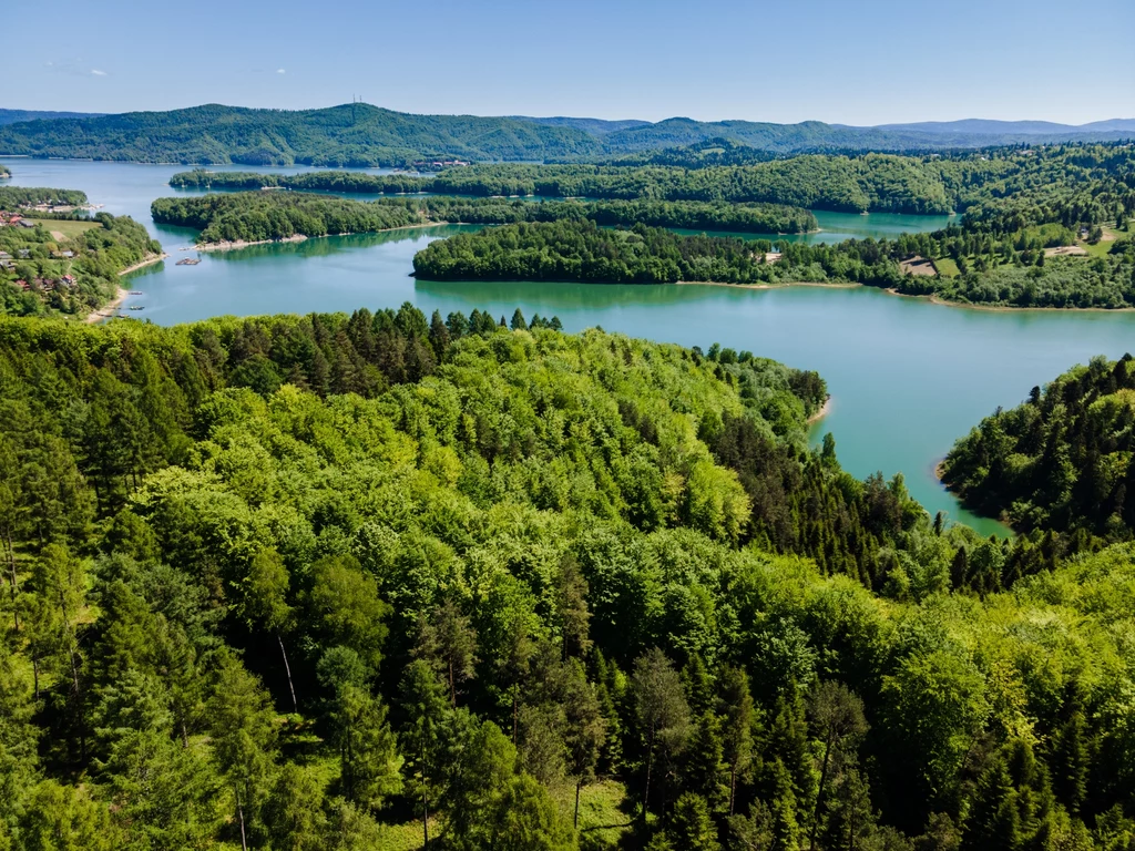 Jezioro Solińskie to jedno z największych w Polsce sztucznie utworzonych zbiorników wodnych 