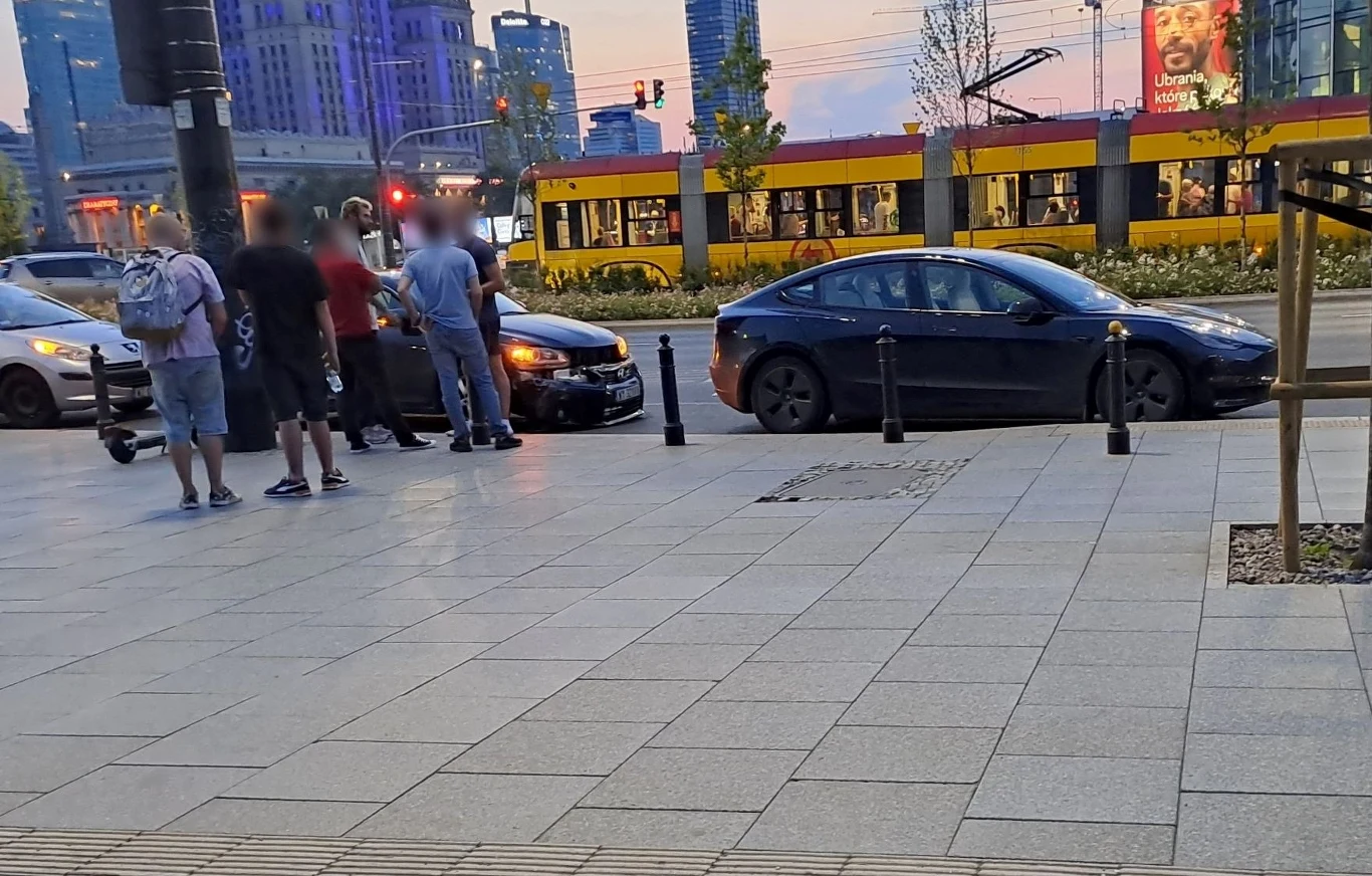 W stłuczce w centrum Warszawy udział brał najprawdopodobniej raper Quebonafide. W stłuczce w centrum Warszawy udział brał najprawdopodobniej raper Quebonafide.