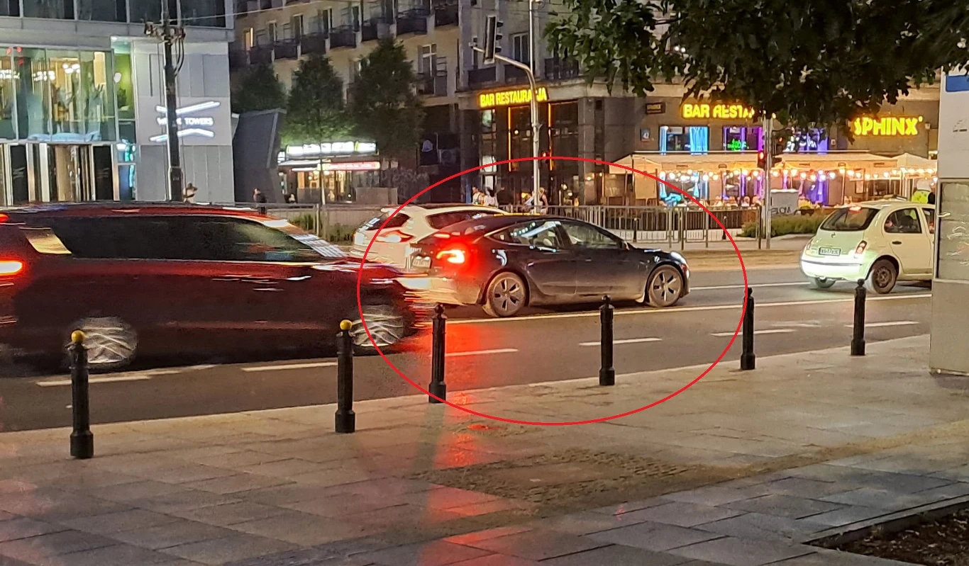 Po całym zdarzeniu kierowca Tesli odjechał. Po całym zdarzeniu kierowca Tesli odjechał.