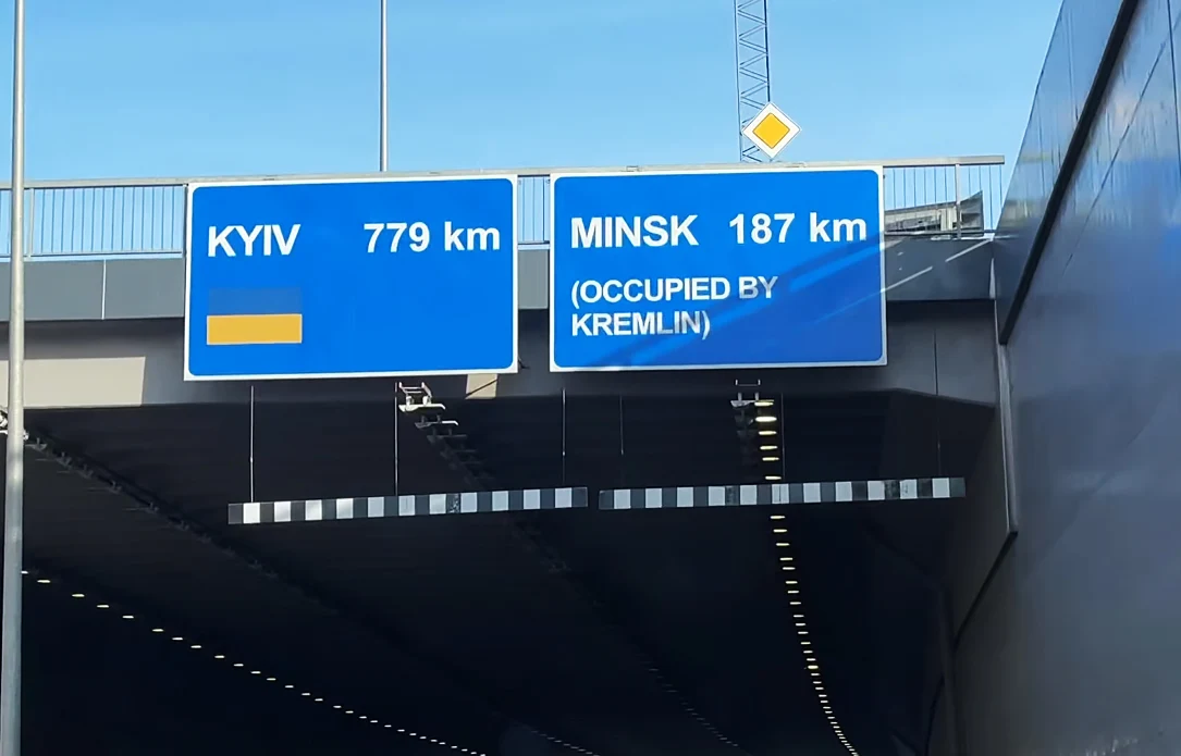 Dziwne znaki na litewskich autostradach. Rząd stawia sprawę jasno fot. Chojus Europe @YouTube Dziwne znaki na litewskich autostradach. Rząd stawia sprawę jasno fot. Chojus Europe @YouTube