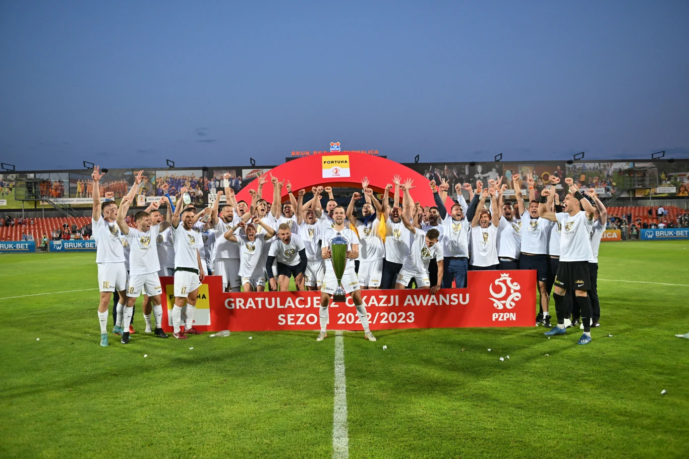 Puszcza Niepołomice świętuje awans do Ekstraklasy Puszcza Niepołomice świętuje awans do Ekstraklasy