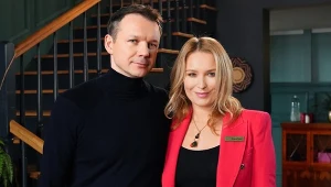 Karolina (Marta Dąbrowska) uzna, że chyba jednak źle zrobiła, oddając się Brunowi (Lesław Żurek) na jego biurku