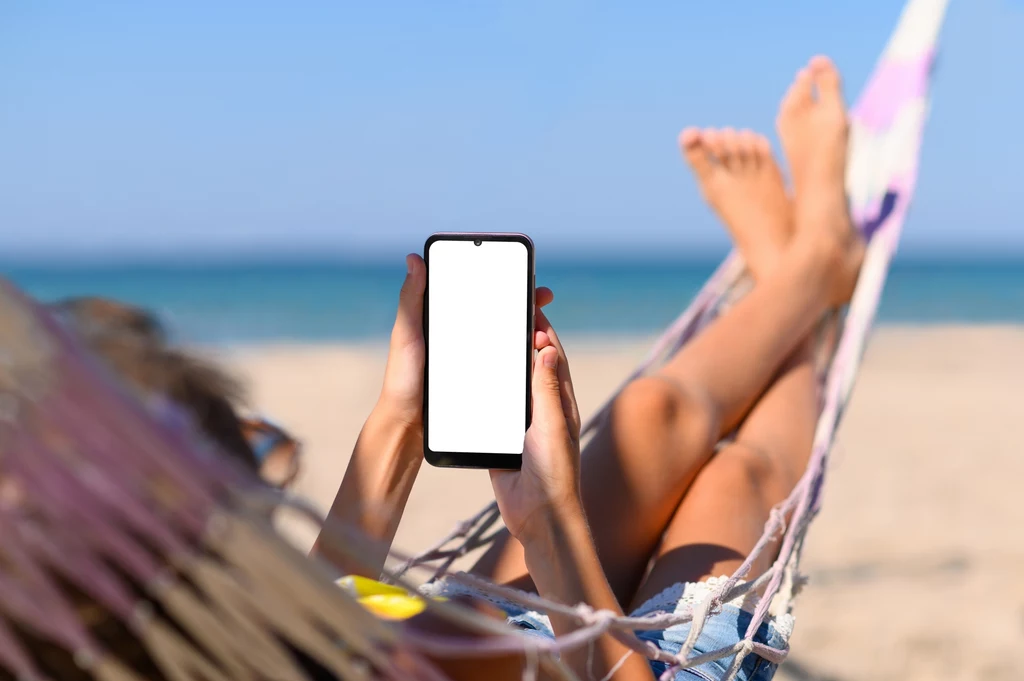 Sposoby na zabezpieczenie telefonu na plaży przed słońcem i kradzieżą.