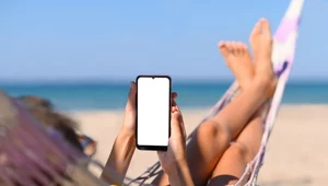 Telefon na plaży i w pełnym słońcu. Jak go zabezpieczyć?