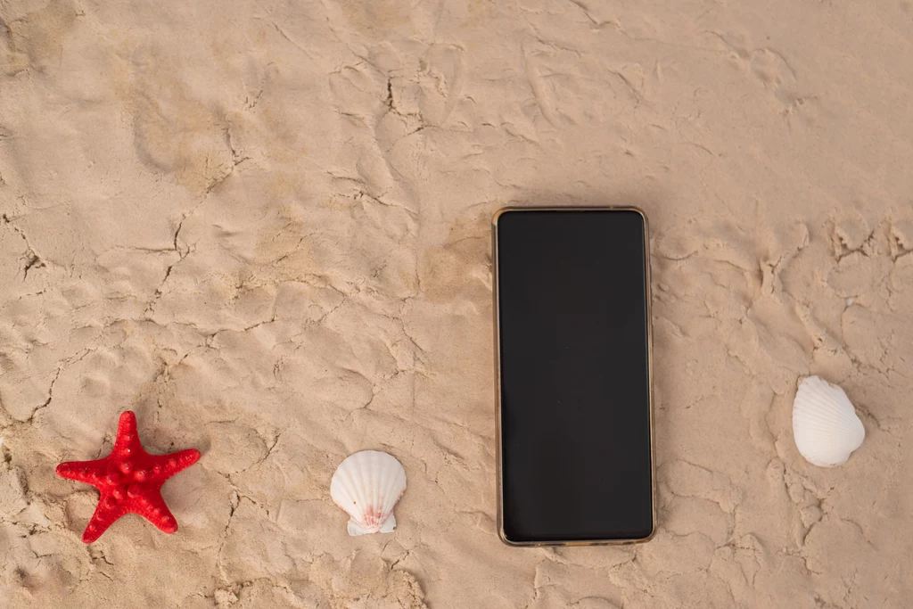 Bateria telefonu bardzo szybko nagrzewa się na pełnym słońcu.