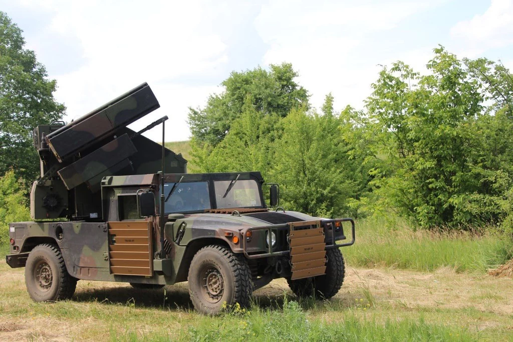 Humvee systemu Avenger pozwala na jazdę 90 km\h po twardej nawierzchni i 40 po trudnym terenie. Obsługiwany jest przez celowniczego i kierowcę, którzy są ze sobą w ciągłej komunikacji. Celowniczy posiada optyczny systemy śledzenia i podczerwieni, służące do namierzania celów