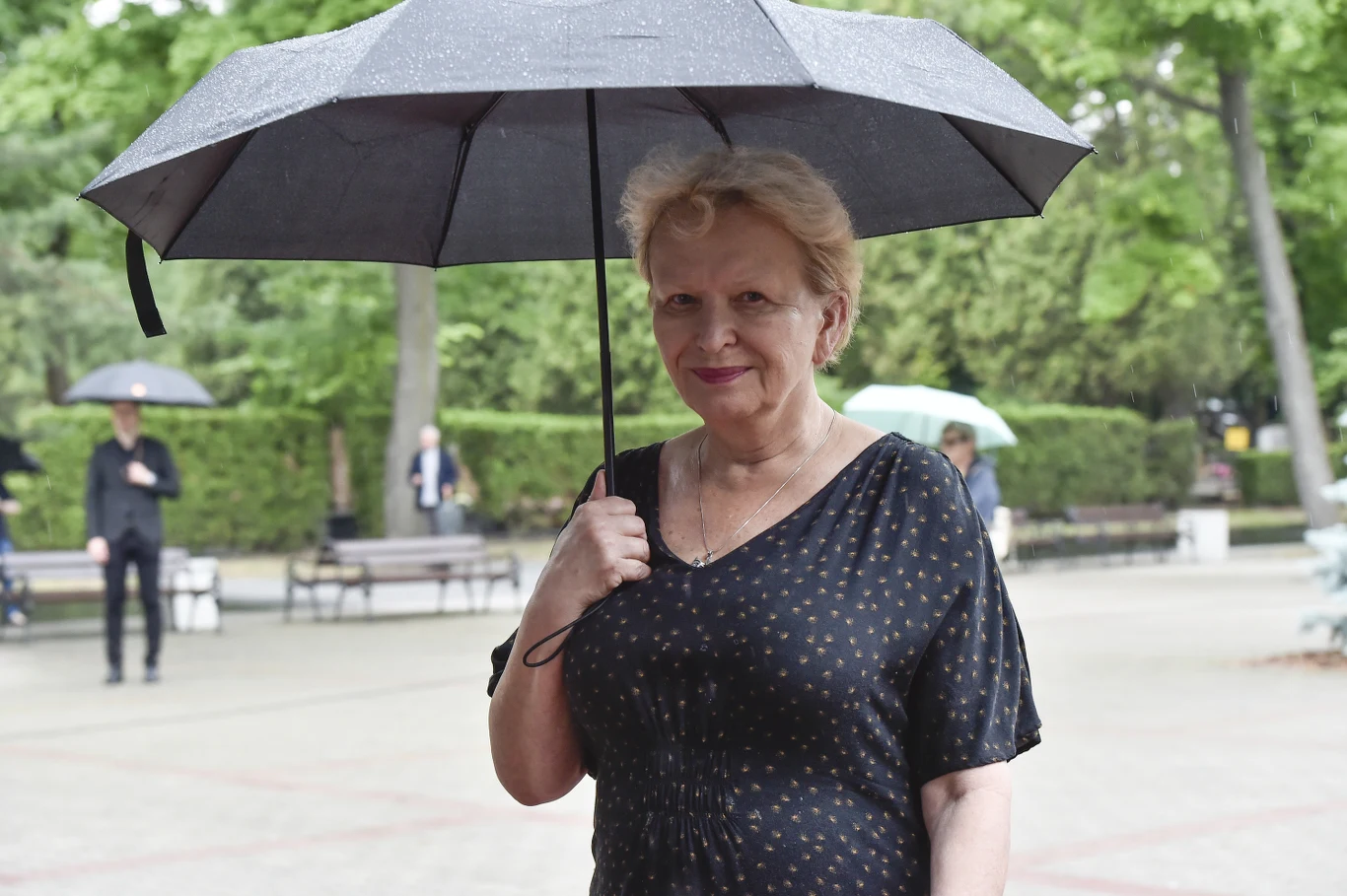 Sławomira Łozińska na pogrzebie Barbary Borys-Damięckiej Sławomira Łozińska na pogrzebie Barbary Borys-Damięckiej