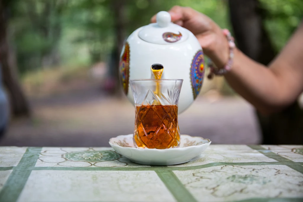 Gorącą herbatę podczas wysokich temperatur poleca się pić w suchym klimacie 