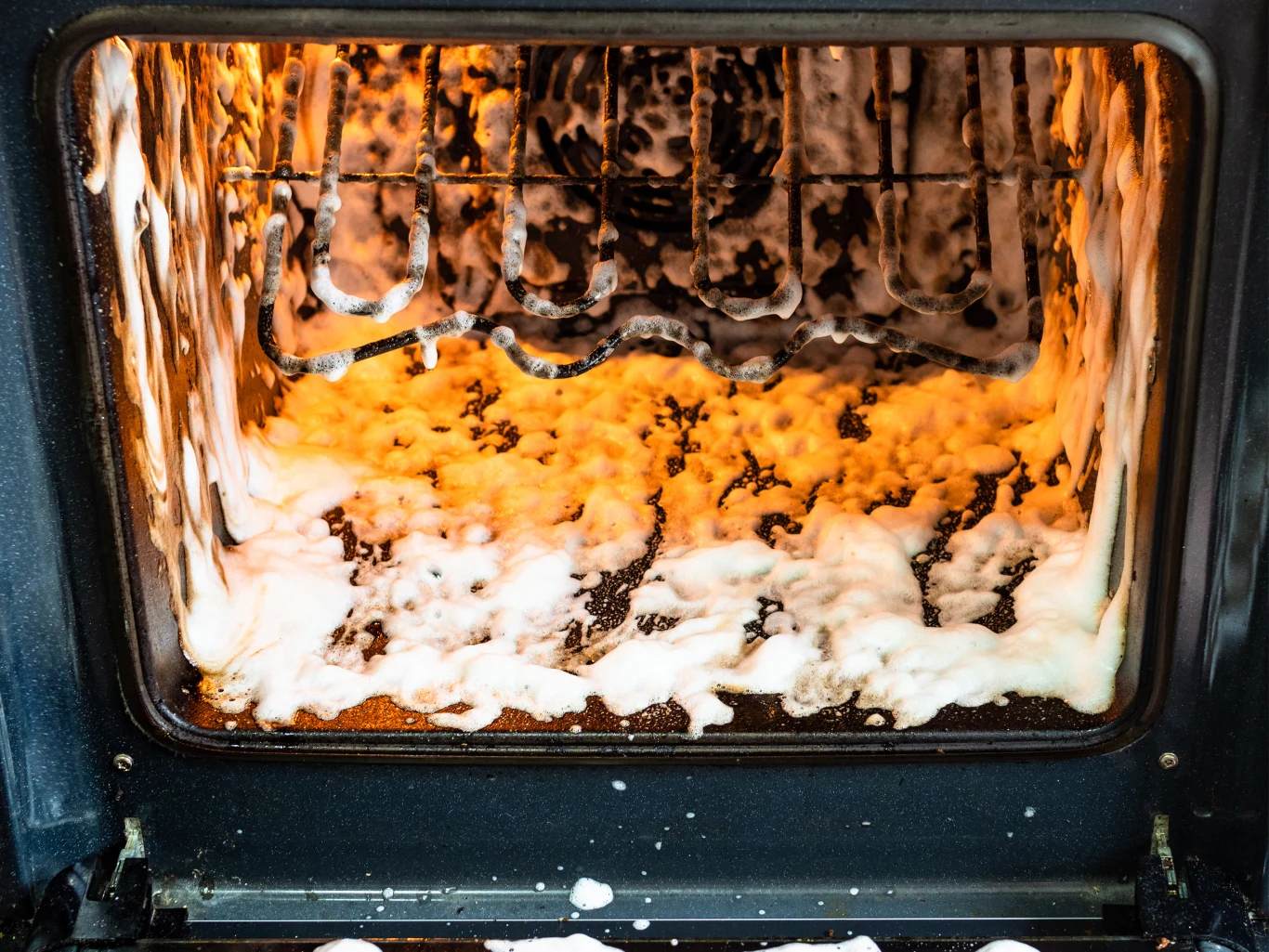 Brudny piekarnik nie będzie już straszył. Są na niego skuteczne sposoby, m.in. soda oczyszczona