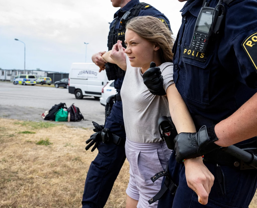 Aktywiści klimatyczni protestowali przed portem w Malmo w Szwecji. W protestach brała udział Greta Thunberg, która została wyniesiona przez policję