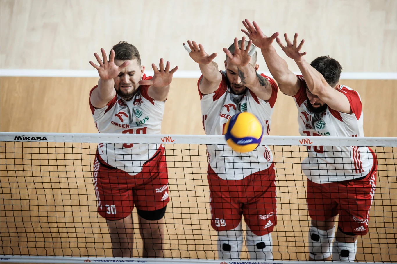 Blok polskich siatkarzy w meczu Ligi Narodów z Niemcami, w środku Norbert Huber