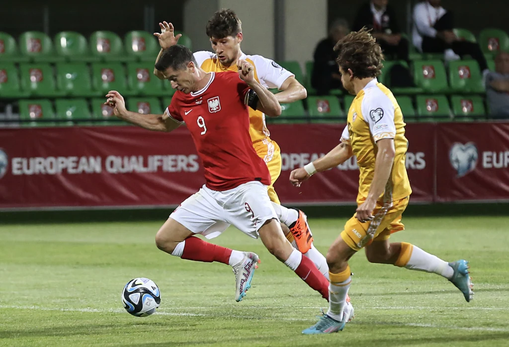 Robert Lewandowski w asyście mołdawskich defensorów