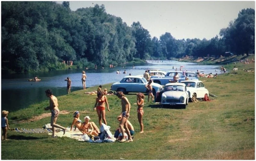 Niedziela, plaża nad Świdrem pod Warszawą, lata 80. / Autor: Hanna Musiałówna/mat. pr.
