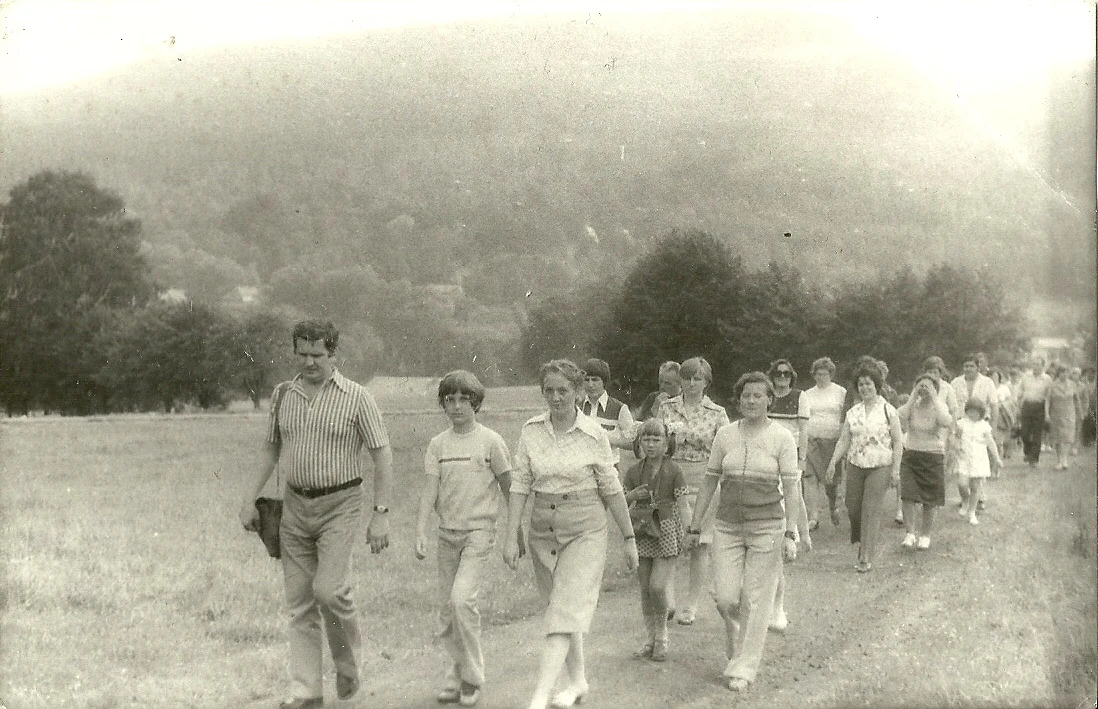 Podczas pobytu w zakładowym ośrodku wypoczynkowym w górach jedną z największych atrakcji były zorganizowane przez kaowca wycieczki  / Tatry, lata 70-te