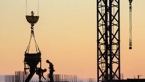 Jak zatrudnić Ukraińca? Podpowiadamy, czy umowa zlecenie jest lepsza od umowy o pracę 