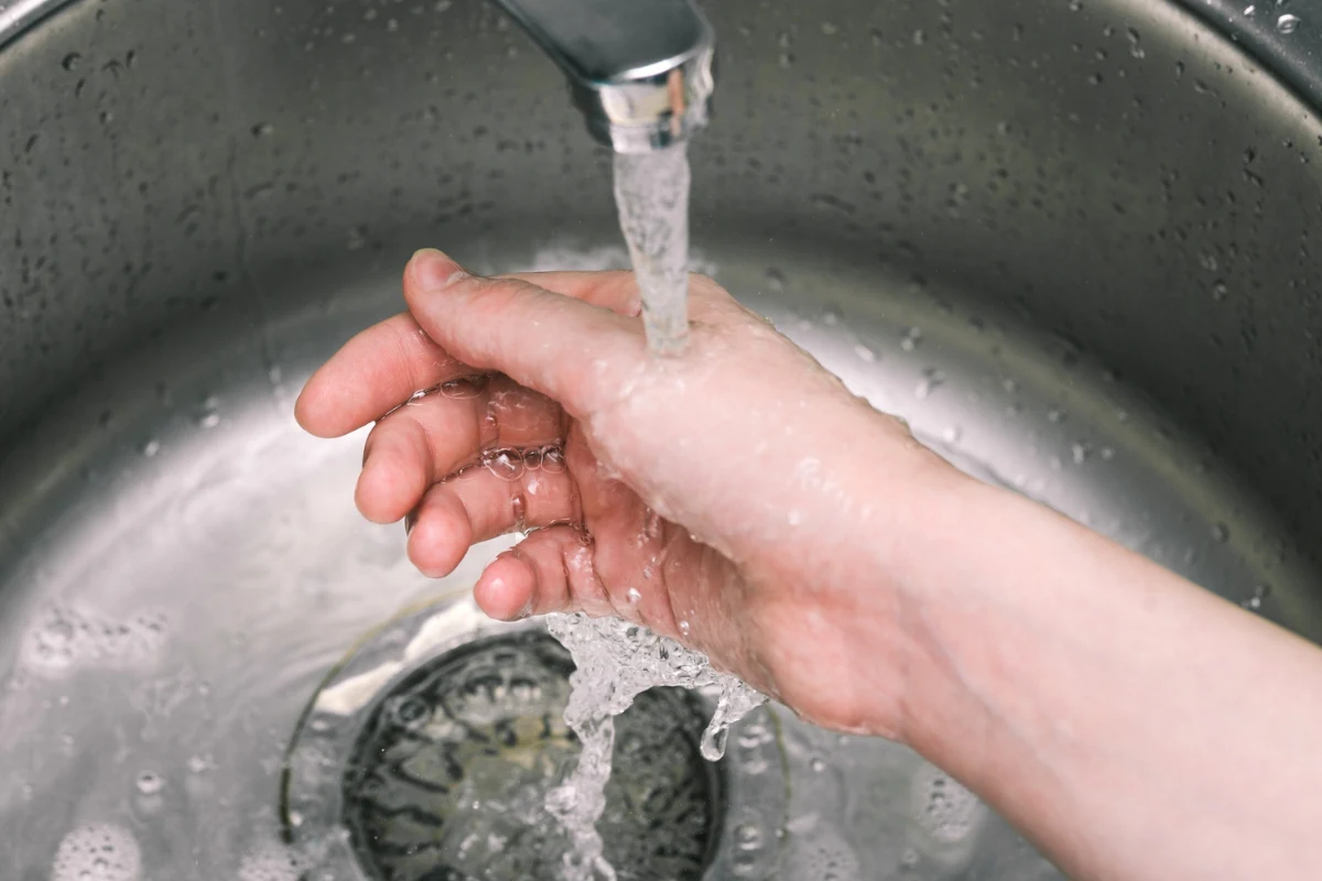 Miejsce oparzone powinno być schładzane przez minimum 15 minut, w odległości 15 centymetrów od źródła wody, która powinna mieć temperaturę ok. 15 stopni Celsjusza Miejsce oparzone powinno być schładzane przez minimum 15 minut, w odległości 15 centymetrów od źródła wody, która powinna mieć temperaturę ok. 15 stopni Celsjusza