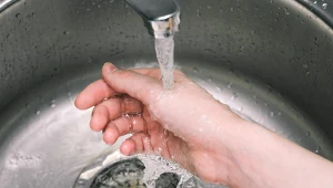 Miejsce oparzone powinno być schładzane przez minimum 15 minut, w odległości 15 centymetrów od źródła wody, która powinna mieć temperaturę ok.  15 stopni Celsjusza