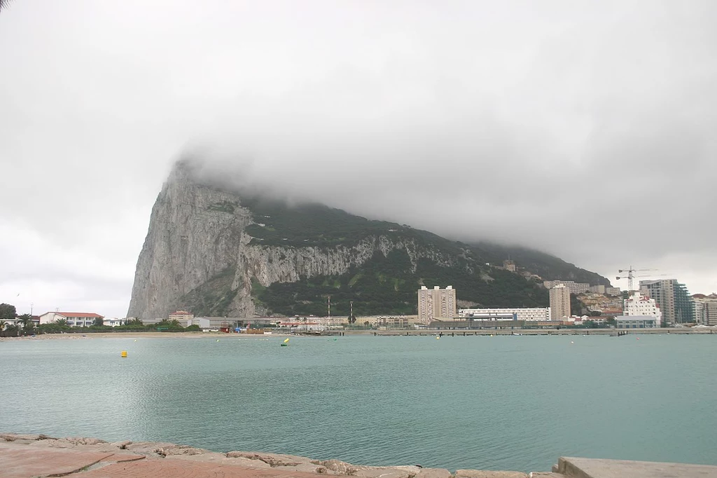 Widok na plażę zachodnią i pas startowy. W tle Skała Gibraltarska  