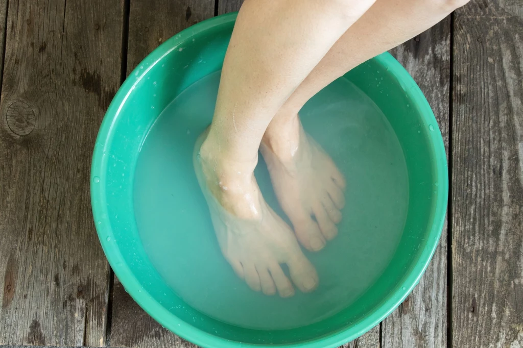 Kąpiel stóp w occie przynosi wiele korzyści. Pomoże m.in. zlikwidować ich nieprzyjemny zapach i zrogowaciały naskórek