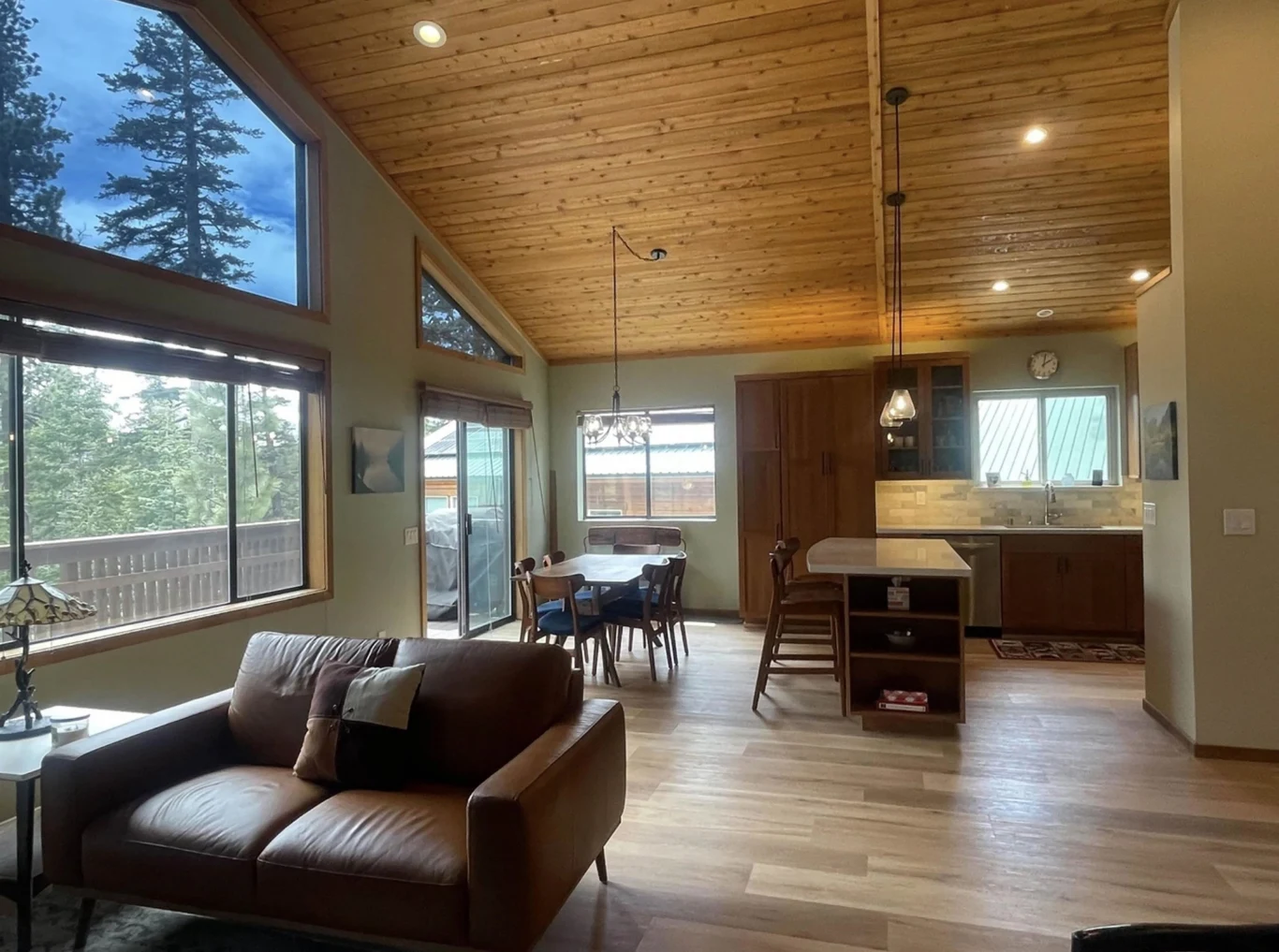 W środku dom wygląda imponująco W środku dom wygląda imponująco