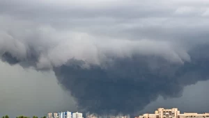 Trąby powietrzne i podtopienia. Nad Polskę nadchodzą niszczycielskie burze