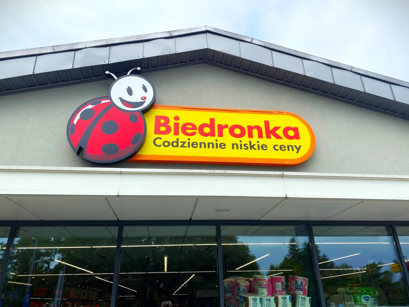 Biedronka ma kłopot z niewiarygodnymi scenami przy truskawkach. Klienci sieciówki się nie hamują, dyskonter wydał zwrócony do nich apel. Biedronka ma kłopot z niewiarygodnymi scenami przy truskawkach. Klienci sieciówki się nie hamują, dyskonter wydał zwrócony do nich apel.