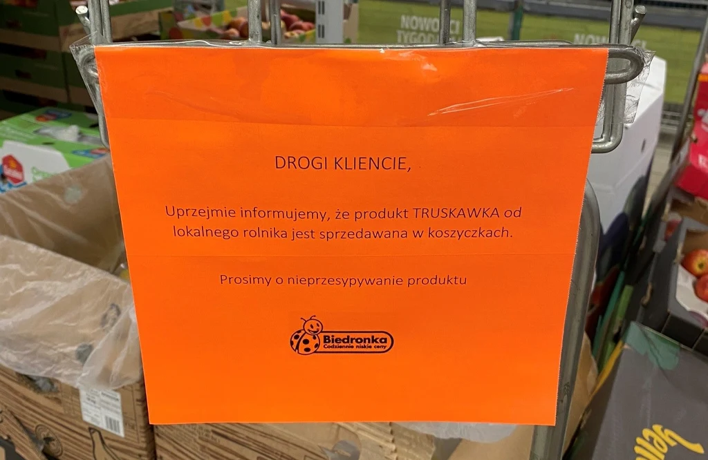 Komunikat Biedronki zaadresowany do klientów sieci w sprawie sprzedaży truskawek w koszyczkach. Komunikat Biedronki zaadresowany do klientów sieci w sprawie sprzedaży truskawek w koszyczkach.