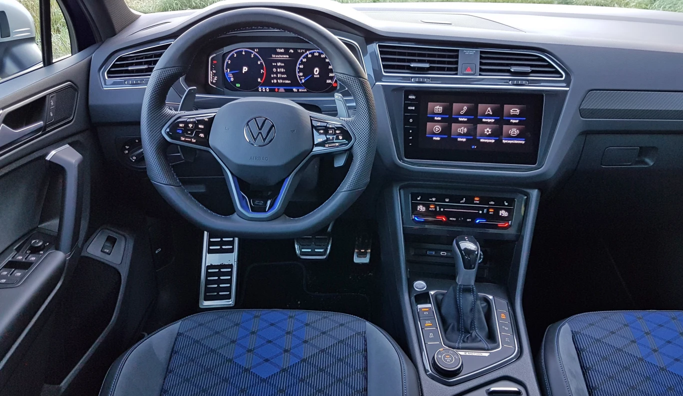Tak wygląda wnętrze obecnego Volkswagena Tiguana - dotykowe przyciski znajdziemy na kierownicy, panelu klimatyzacji oraz na systemie multimedialnym Tak wygląda wnętrze obecnego Volkswagena Tiguana - dotykowe przyciski znajdziemy na kierownicy, panelu klimatyzacji oraz na systemie multimedialnym