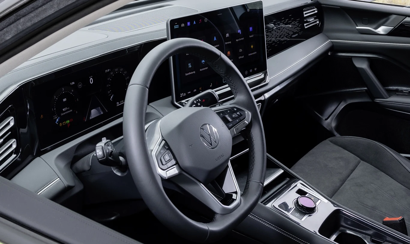 Nowy Volkswagen Tiguan ma fizyczne przyciski na kierownicy oraz centralne pokrętło, ale poza tym we wnętrzu nie znajdziemy zbyt wiele przełączników Nowy Volkswagen Tiguan ma fizyczne przyciski na kierownicy oraz centralne pokrętło, ale poza tym we wnętrzu nie znajdziemy zbyt wiele przełączników