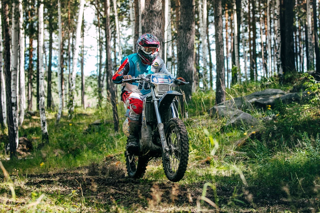 Jazda motocyklem po lasach i polach jest zabroniona