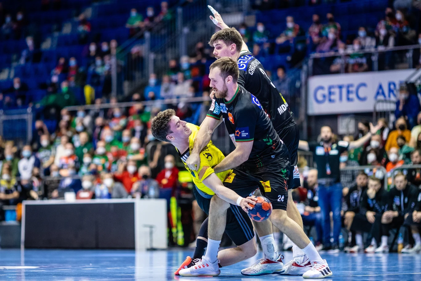 As Wysp Owczych Elias Ellefsen á Skipagøtu powstrzymywany przez Christiana O'Sullivana i Piotra Chrapkowskiego w meczu Ligi Europy As Wysp Owczych Elias Ellefsen á Skipagøtu powstrzymywany przez Christiana O'Sullivana i Piotra Chrapkowskiego w meczu Ligi Europy