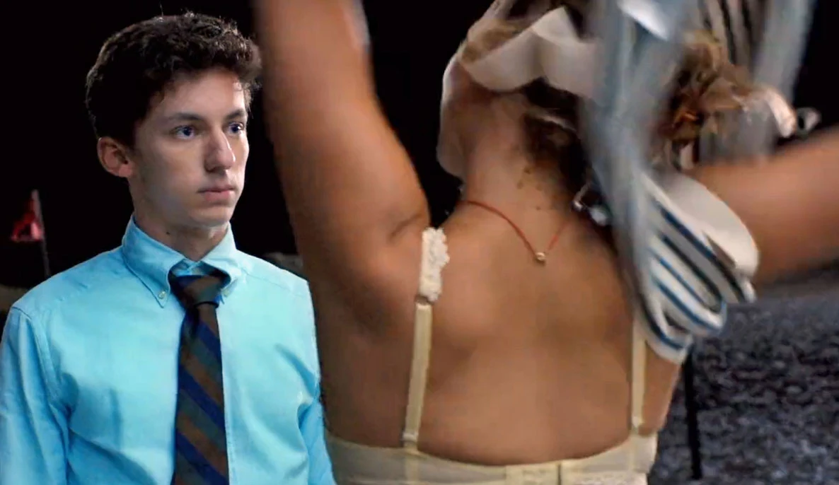 Andrew Barth Feldman i Jennifer Lawrence w scenie z filmu "Bez urazy"