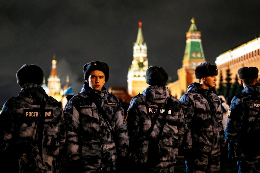 Rosgwardia powstała z połączenia wewnętrznych służb bezpieczeństwa. To swoista zmilitaryzowana policja, która ma dbać o to, aby nic nie zakłócało porządku reżimu Putina. Dlatego najczęściej ich charakterystyczne mundury można zobaczyć podczas aresztowań czy przy rozpędzaniu politycznych manifestów