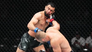 Mateusz Rębecki zadaje jeden z mocnych ciosów