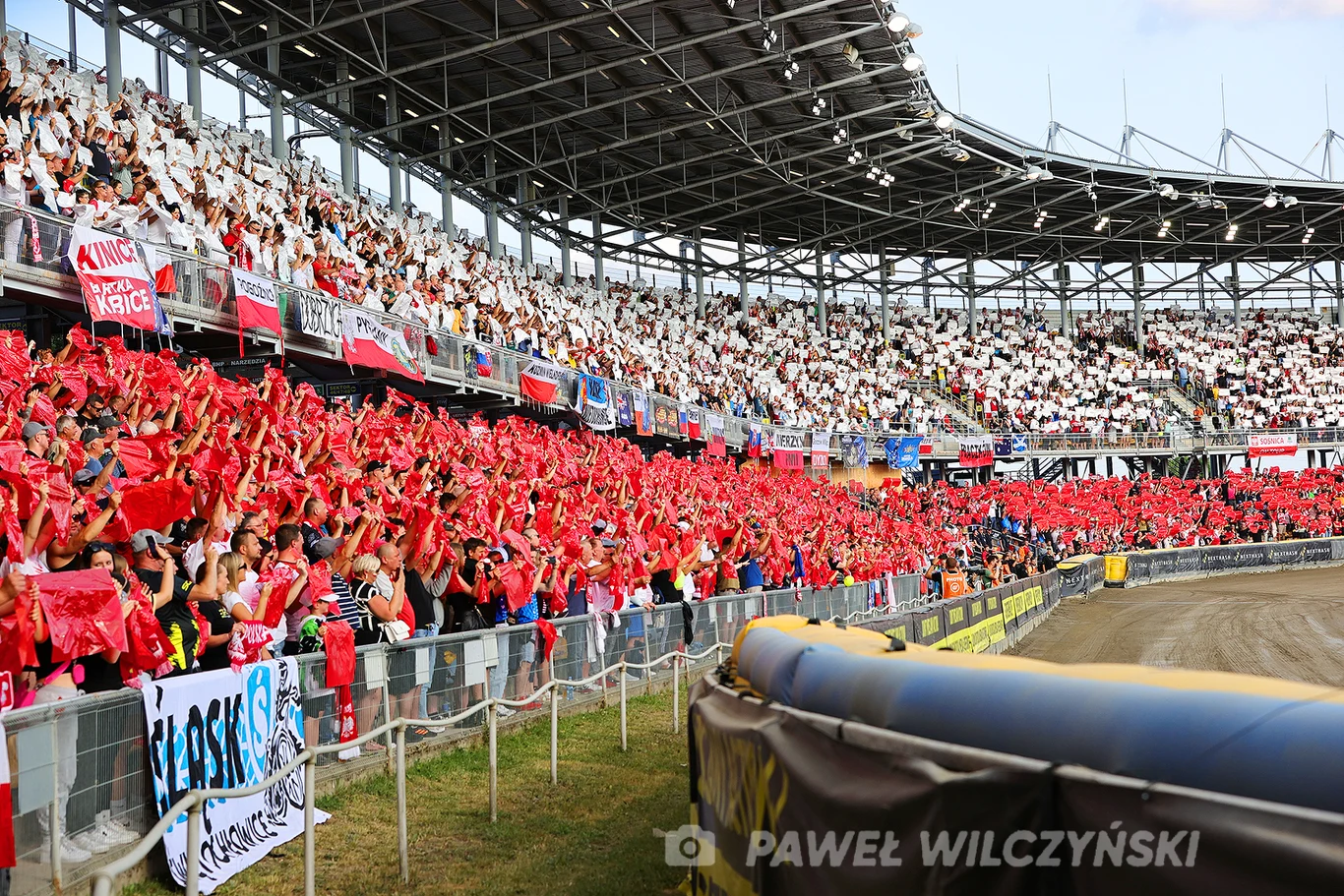 Hymn Polski na stadionie imienia Edwarda Jancarza w Gorzowie
