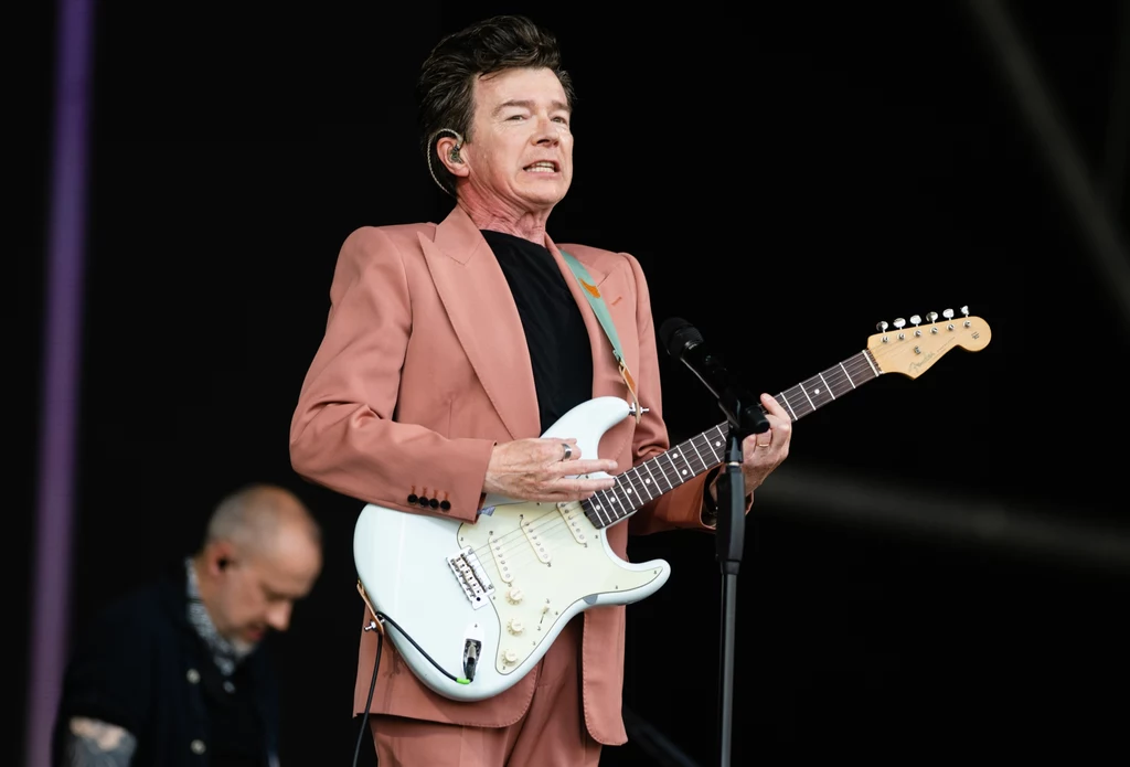 Rick Astley na scenie Glastonbury Festival 2023