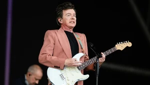 Rick Astley na scenie Glastonbury Festival 2023