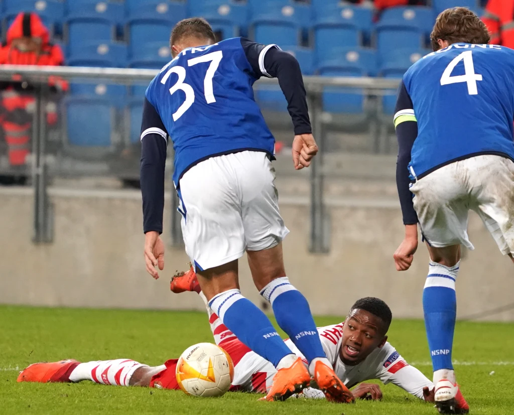 Michel Ange Balikwisha ze Standardu Liege oraz Lubomir Satka i Thomas Rogne