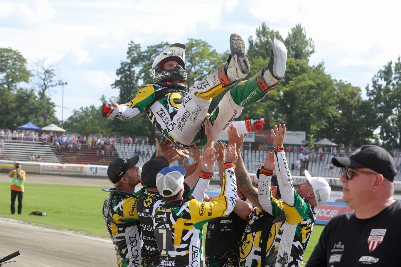 Przemysław Pawlicki podrzucany w górę przez kolegów z drużyny