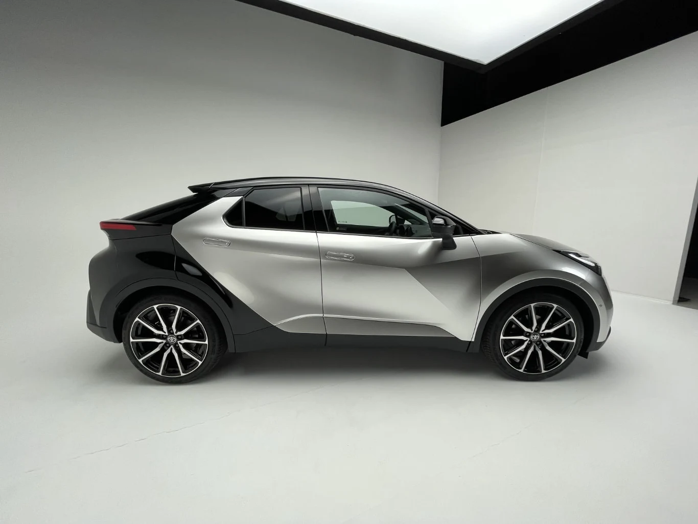 Nową Toyotę C-HR wyróżnia nietypowe malowanie nadwozia oraz chowające się klamki Nową Toyotę C-HR wyróżnia nietypowe malowanie nadwozia oraz chowające się klamki