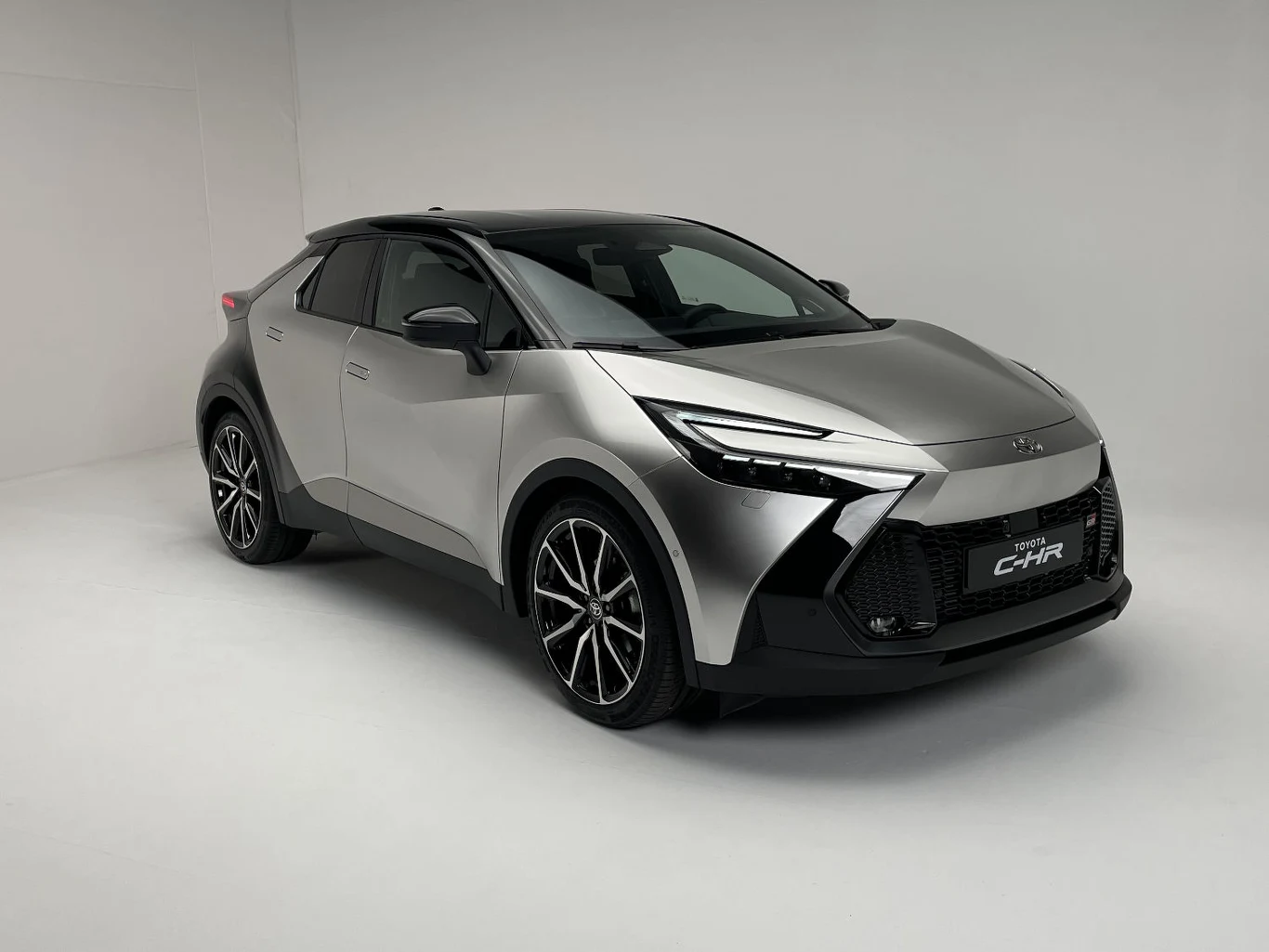 Nowa Toyota C-HR pojawi się w salonach jeszcze w tym roku Nowa Toyota C-HR pojawi się w salonach jeszcze w tym roku