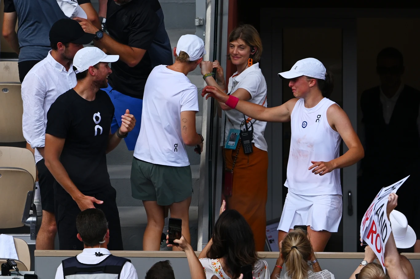 Wygraną w Roland Garros 2023 Iga Świątek celebrowała ze swoim sztabem szkoleniowym
